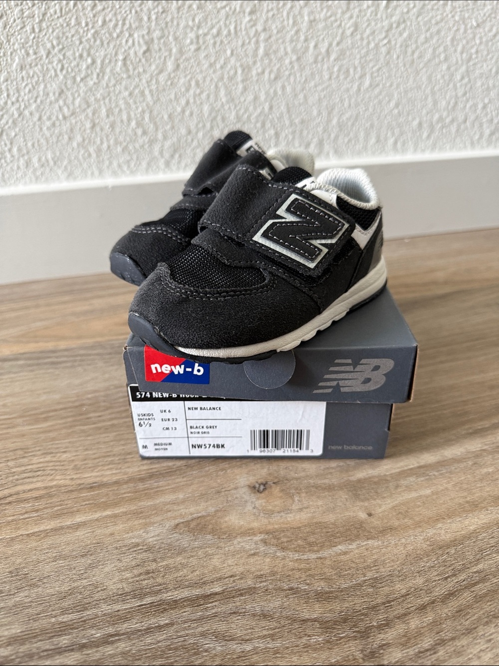 New Balance 574 New-B Hook & Loop
Size 6.5 infant